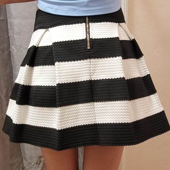 Touch Me Black and White Mini Skirt Medium runs small - Picture 2 of 6